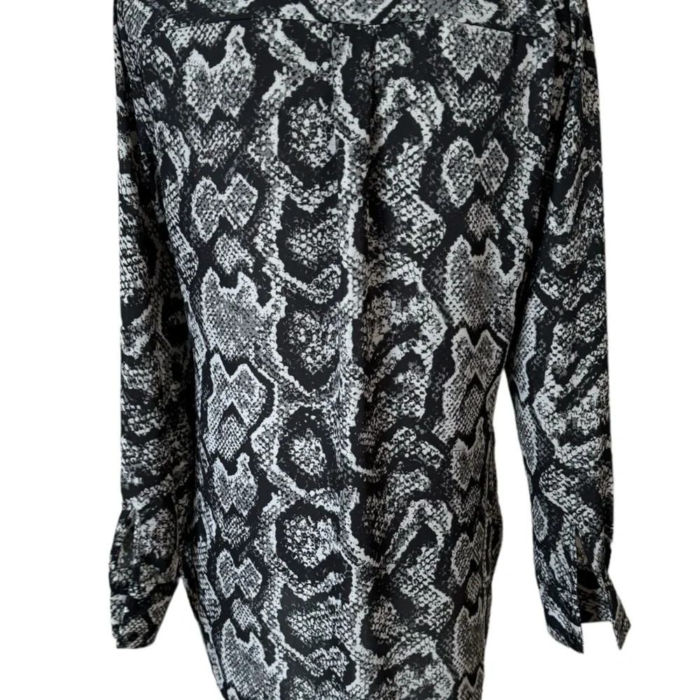 ❤️LARRY LEVINE SNAKESKIN PRINT BLOUSE SMALL #E - Picture 9 of 11